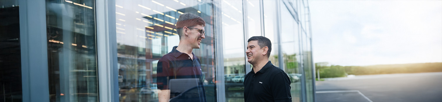 Sven Hepting und Sascha Mark vor spiegelnder Scheibe