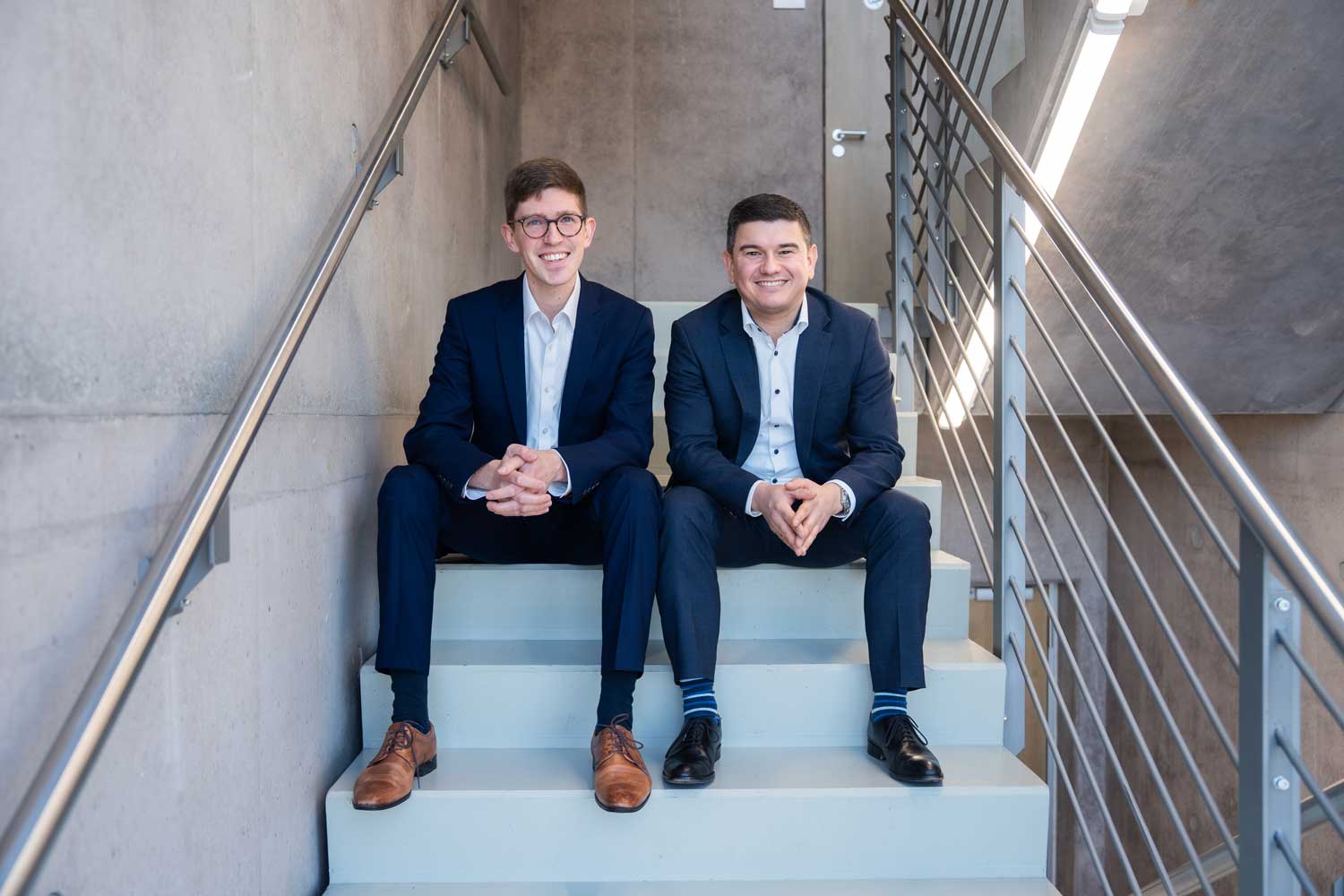 Sven Hepting und Sascha Mark auf einer Treppe