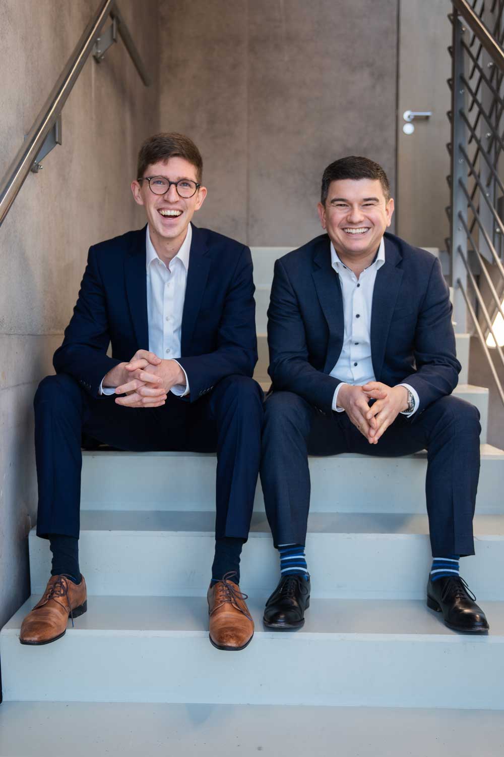 Gründer finnect: Sven Hepting und Sascha Mark auf Treppe