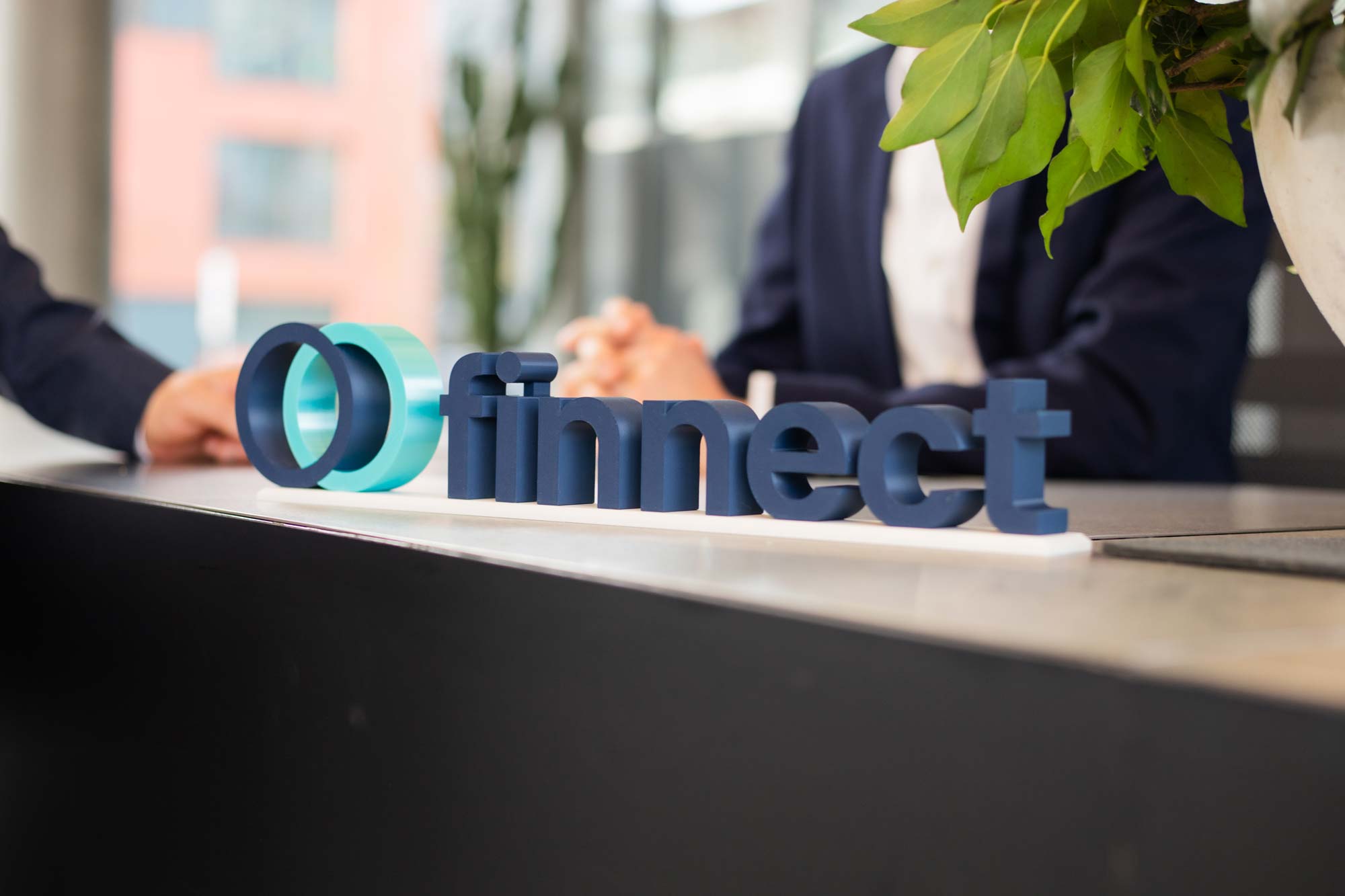 finnect Logo auf Theke